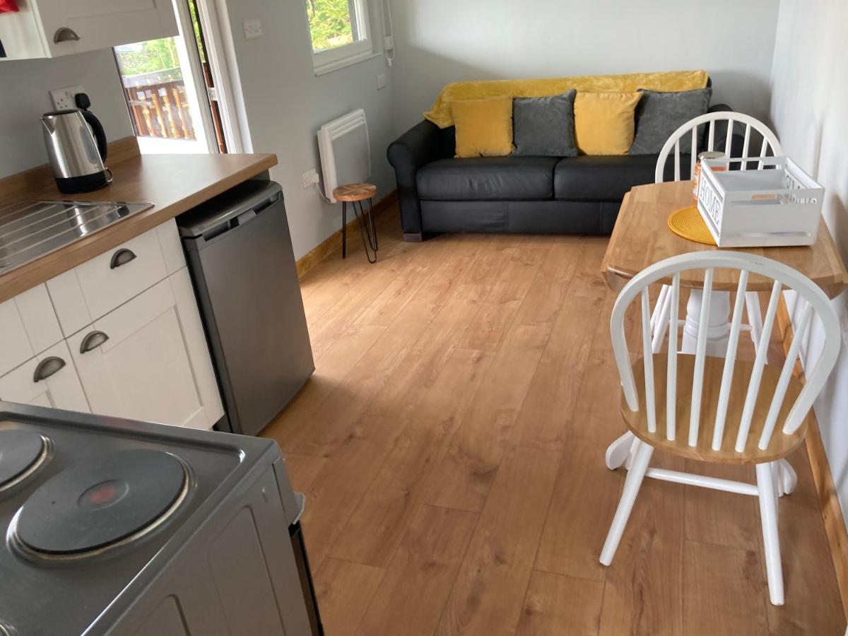 Kabin In The Woods Llandybie Экстерьер фото