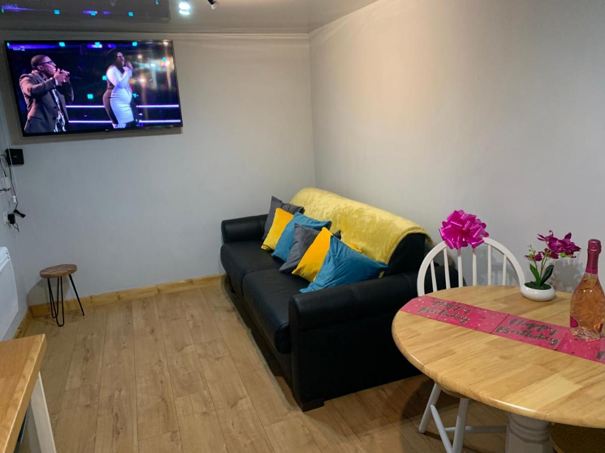 Kabin In The Woods Llandybie Экстерьер фото